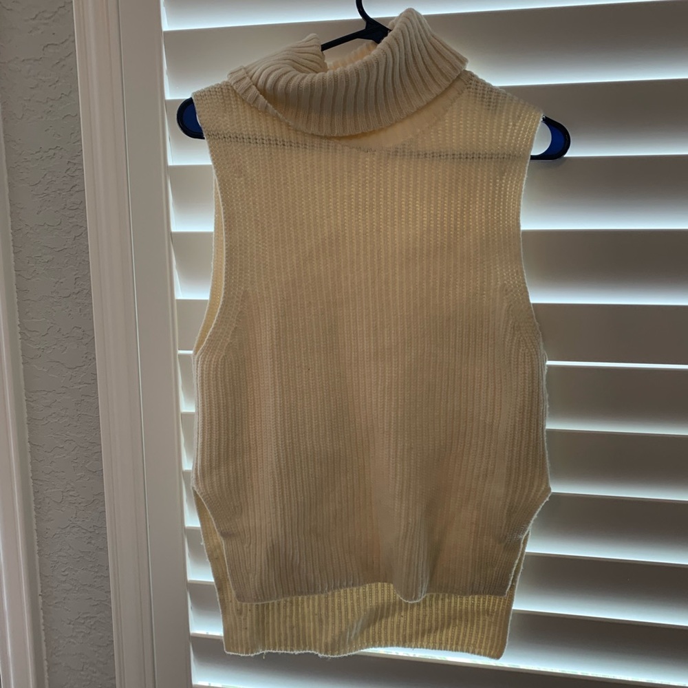 Sleeveless, turtle neck sweater